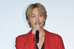 映画『楽園』初日舞台あいさつに登場した綾野剛