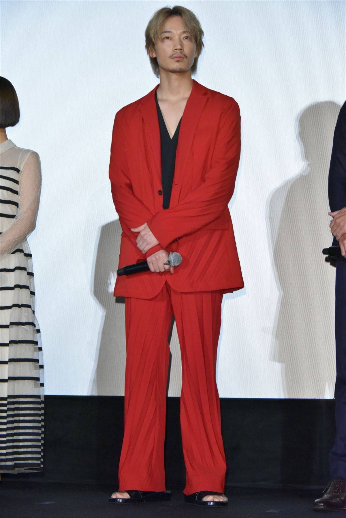 綾野剛、金髪＆赤スーツで舞台挨拶　村上虹郎「ライブですか？」