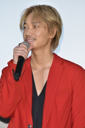 映画『楽園』初日舞台あいさつに登場した綾野剛