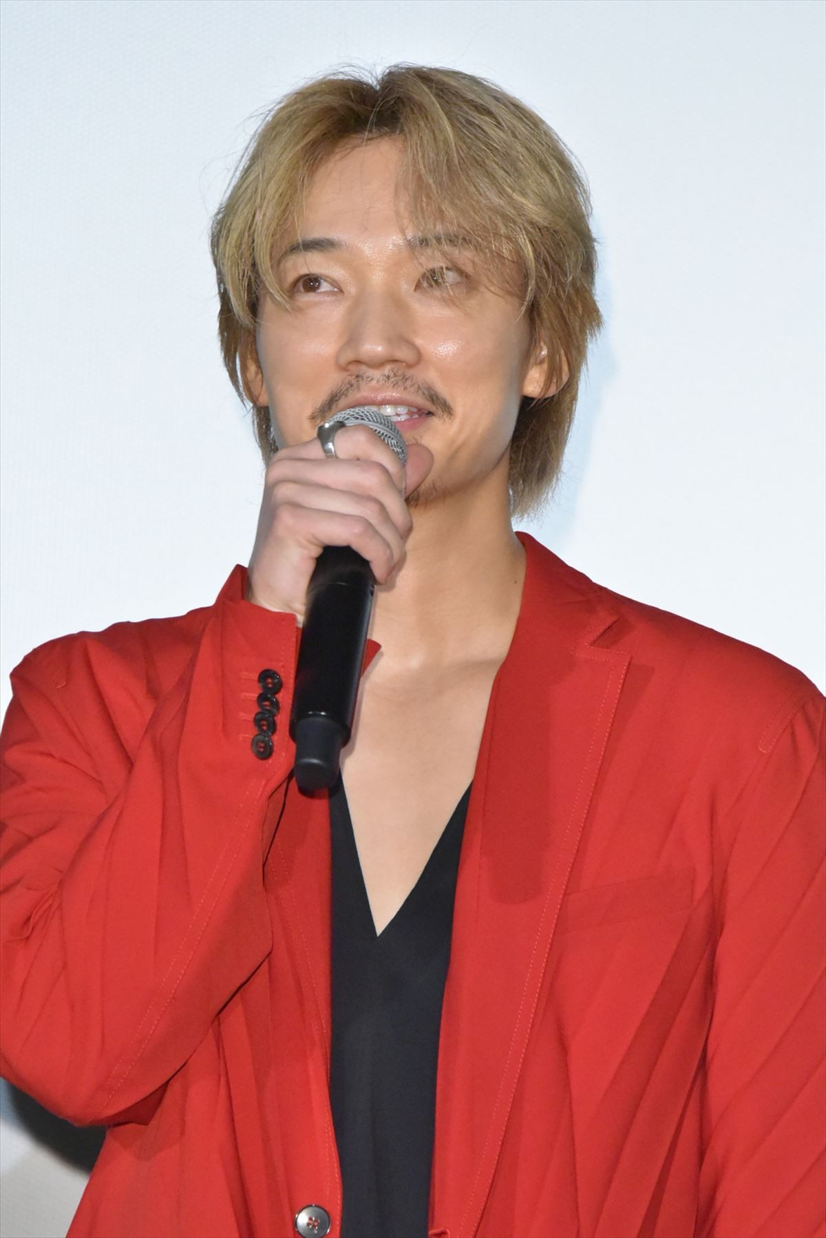 綾野剛、金髪＆赤スーツで舞台挨拶　村上虹郎「ライブですか？」