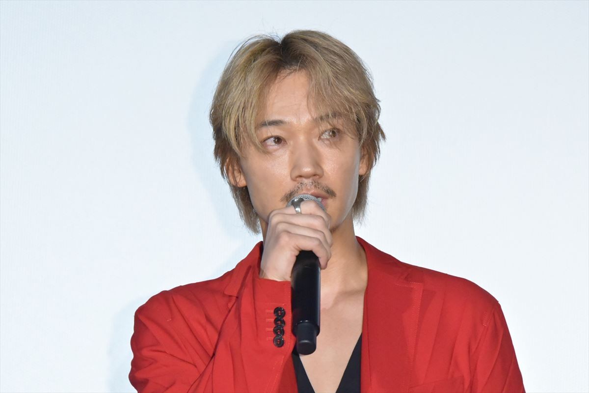 綾野剛、金髪＆赤スーツで舞台挨拶　村上虹郎「ライブですか？」