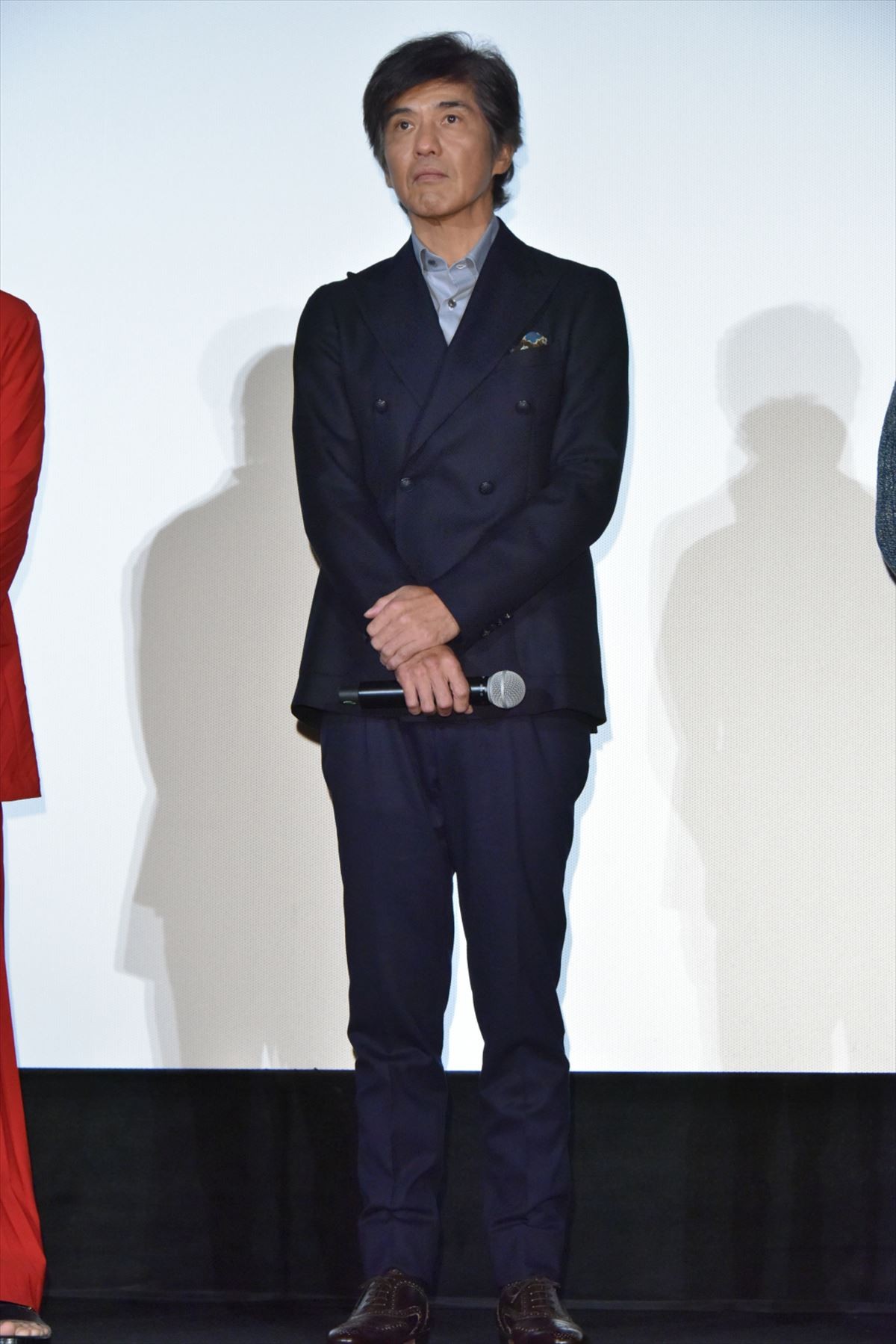 綾野剛、金髪＆赤スーツで舞台挨拶　村上虹郎「ライブですか？」