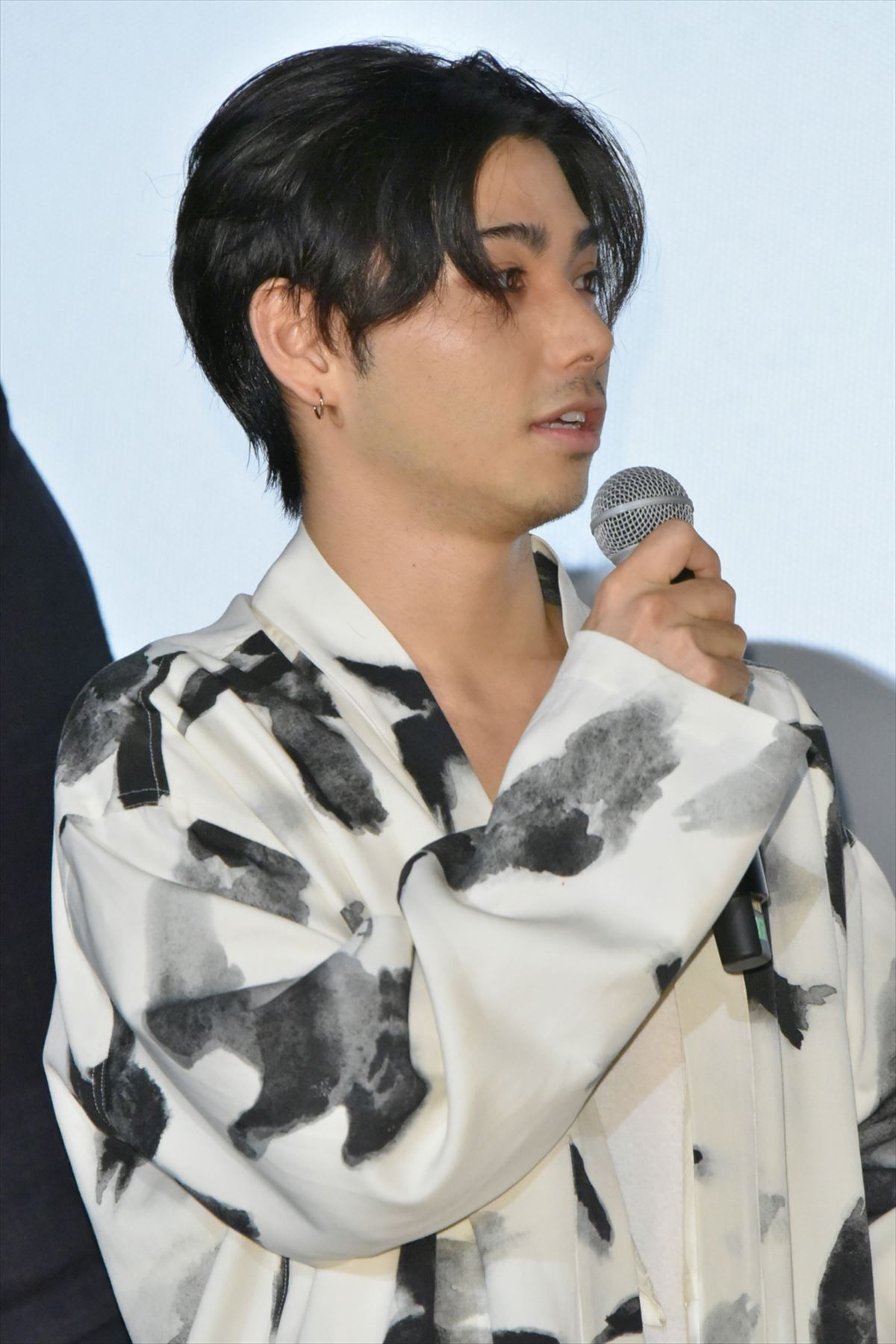 綾野剛、金髪＆赤スーツで舞台挨拶　村上虹郎「ライブですか？」