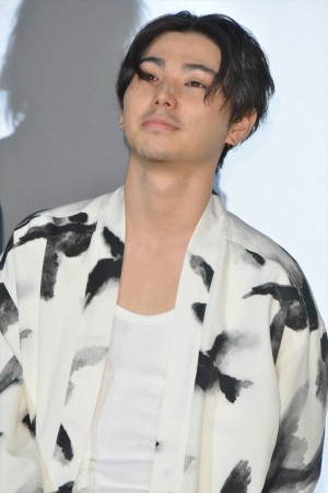 映画『楽園』初日舞台あいさつに登場した村上虹郎