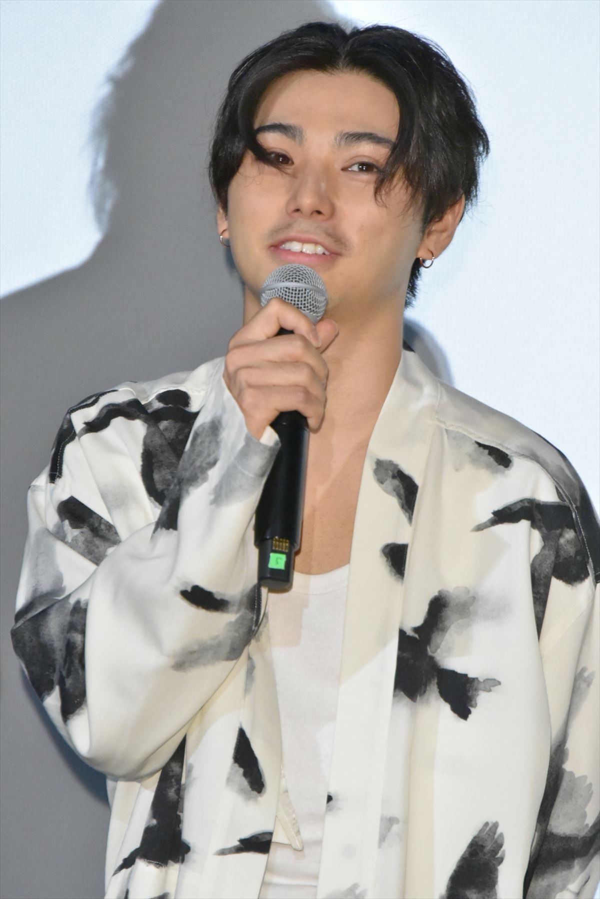 綾野剛、金髪＆赤スーツで舞台挨拶　村上虹郎「ライブですか？」