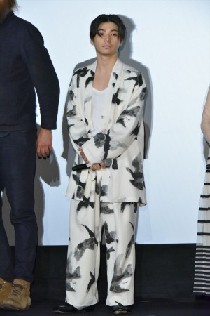 映画『楽園』初日舞台あいさつに登場した村上虹郎