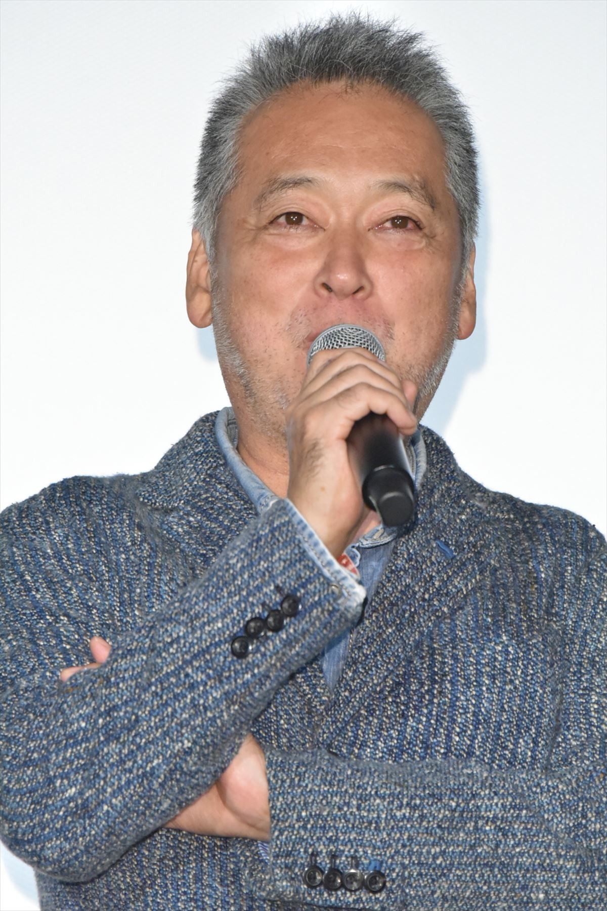 綾野剛、金髪＆赤スーツで舞台挨拶　村上虹郎「ライブですか？」