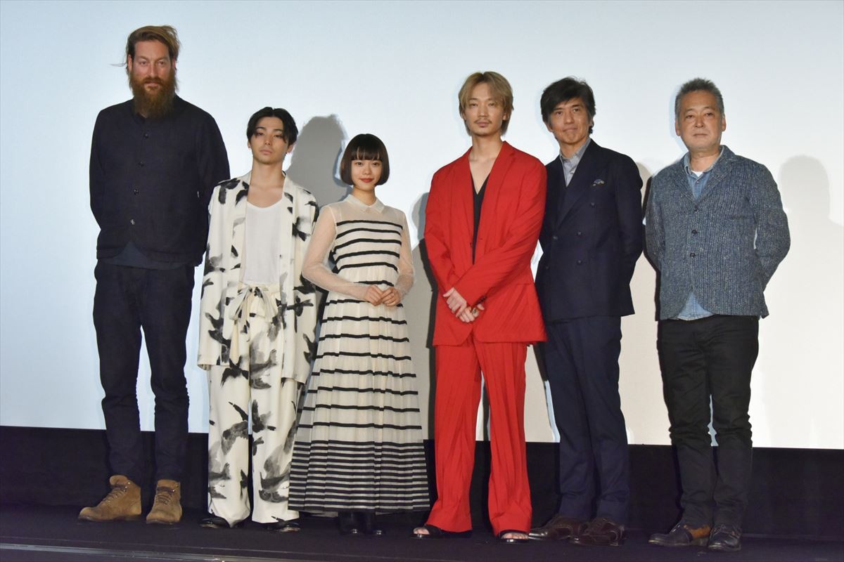 綾野剛、金髪＆赤スーツで舞台挨拶　村上虹郎「ライブですか？」