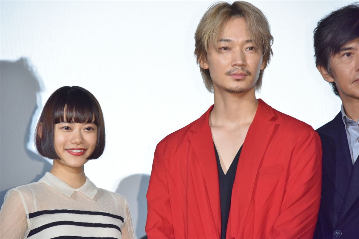 綾野剛、金髪＆赤スーツで舞台挨拶　村上虹郎「ライブですか？」