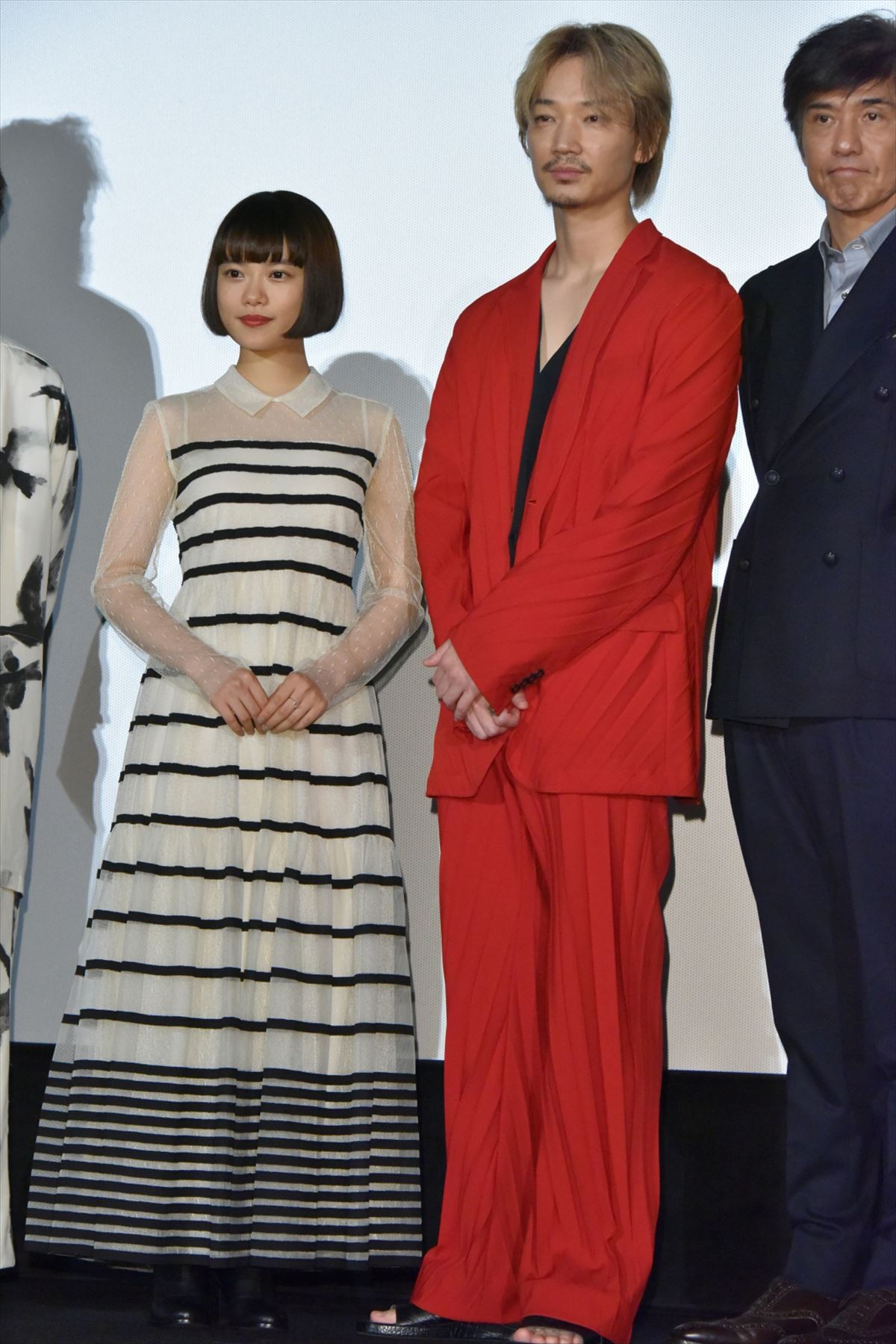 綾野剛、金髪＆赤スーツで舞台挨拶　村上虹郎「ライブですか？」