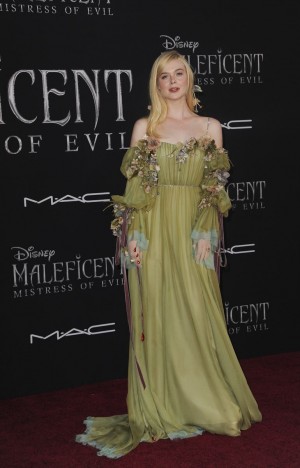 『マレフィセント2』ワールドプレミアに登場したエル・ファニング