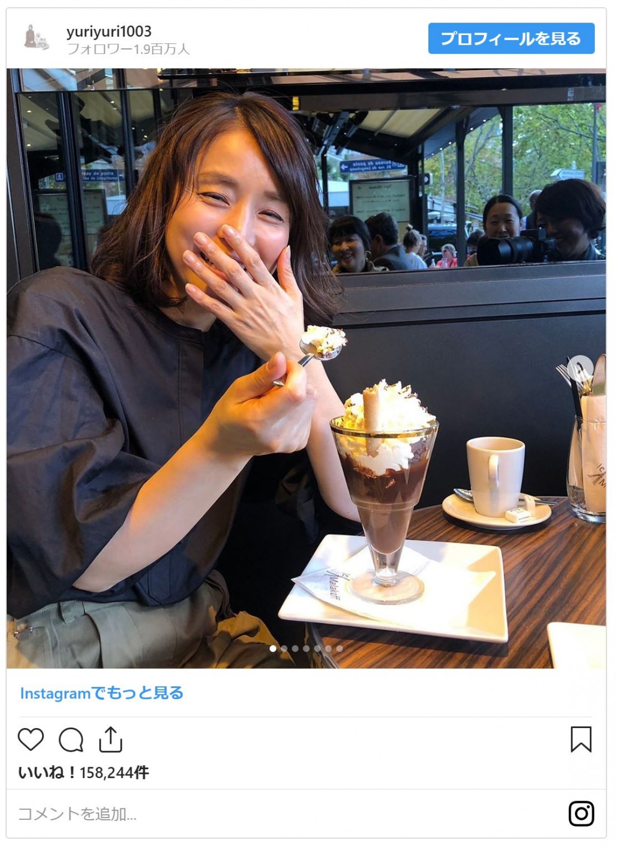 石田ゆり子、照れた笑顔がかわいい！ パフェを食べる姿にファン「悶えます」