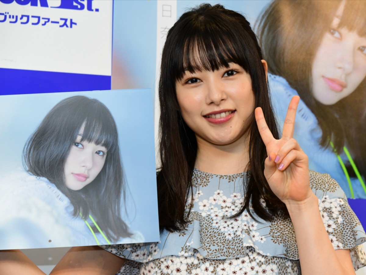 桜井日奈子、「桜井日奈子カレンダー2020」発売記念握手会に登場