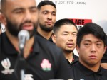 ラグビー日本代表「W杯2019日本大会」総括記者会見の模様　リーチ主将のコメントに涙を見せる田中史朗選手（中央）
