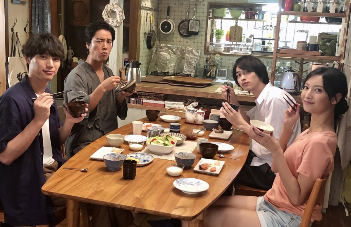 『4分間のマリーゴールド』食卓シーンでの（左から）福士蒼汰、桐谷健太、横浜流星、菜々緒