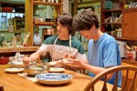 『4分間のマリーゴールド』第3話で餃子を作る（左から）横浜流星、福士蒼汰
