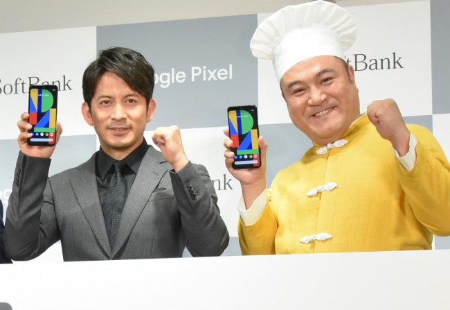「Google Pixel 4」「Google Pixel 4 XL」発売セレモニーに出席した（左から）岡田准一、山崎弘也