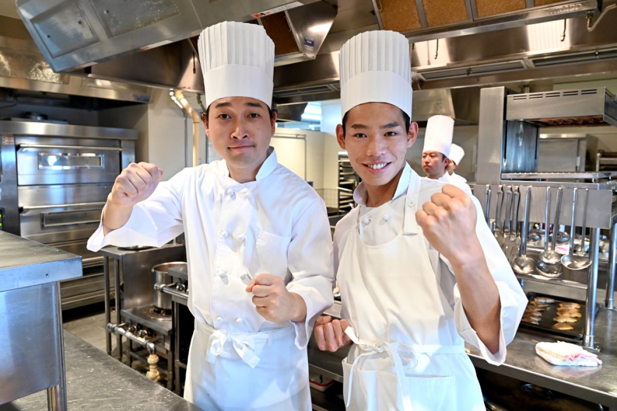 日曜劇場『グランメゾン東京』第2話から出演する、かが屋の(左から)賀屋壮也、加賀翔