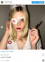 エル・ファニングが小悪魔的なセクシーナース姿に　※「エル・ファニング」インスタグラム