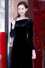桐谷美玲、「アルマーニ ビューティ KOYO」オープニングセレモニーに登場