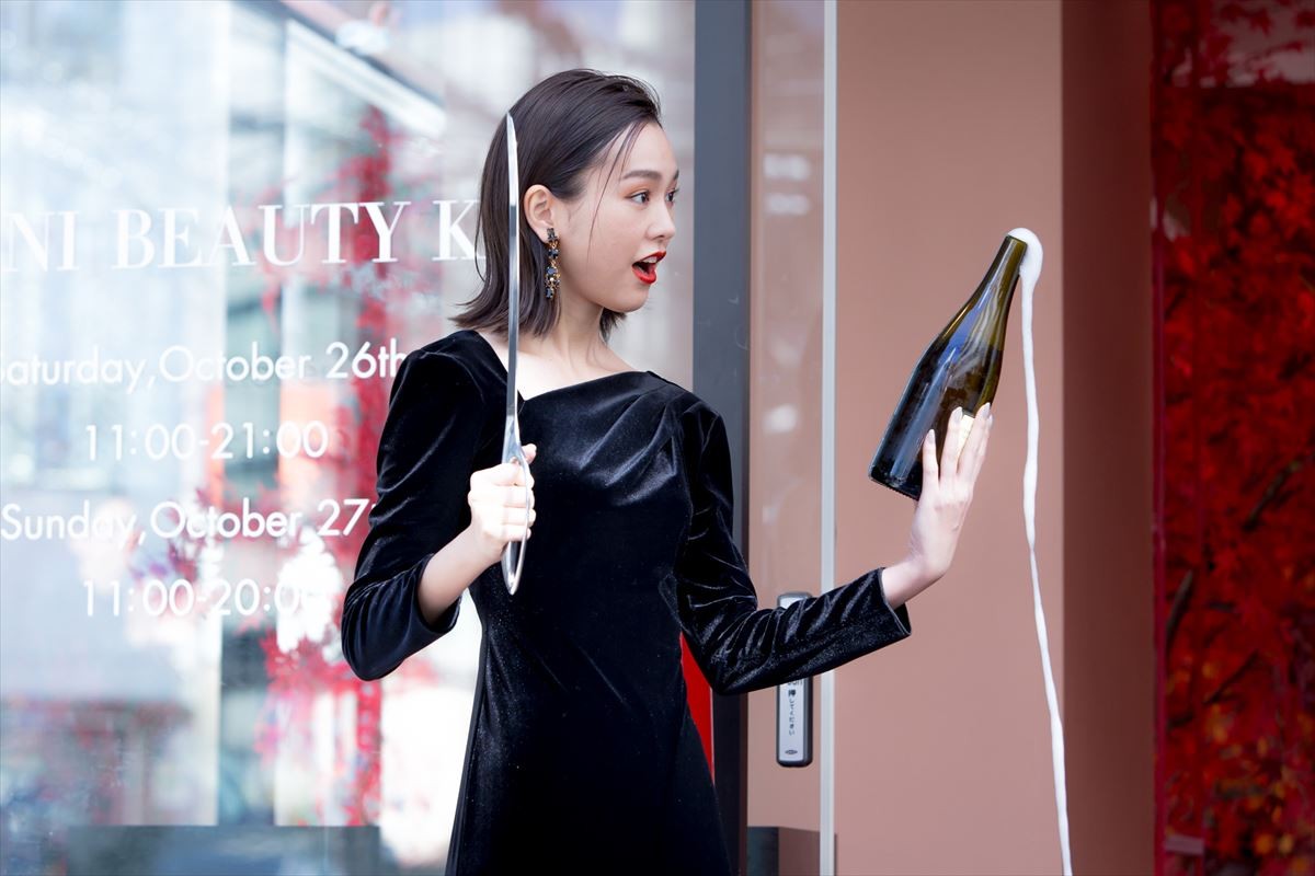 桐谷美玲、透き通った美肌に“柿色”リップの秋メイクで光臨　シャンパンサーベラージュを披露