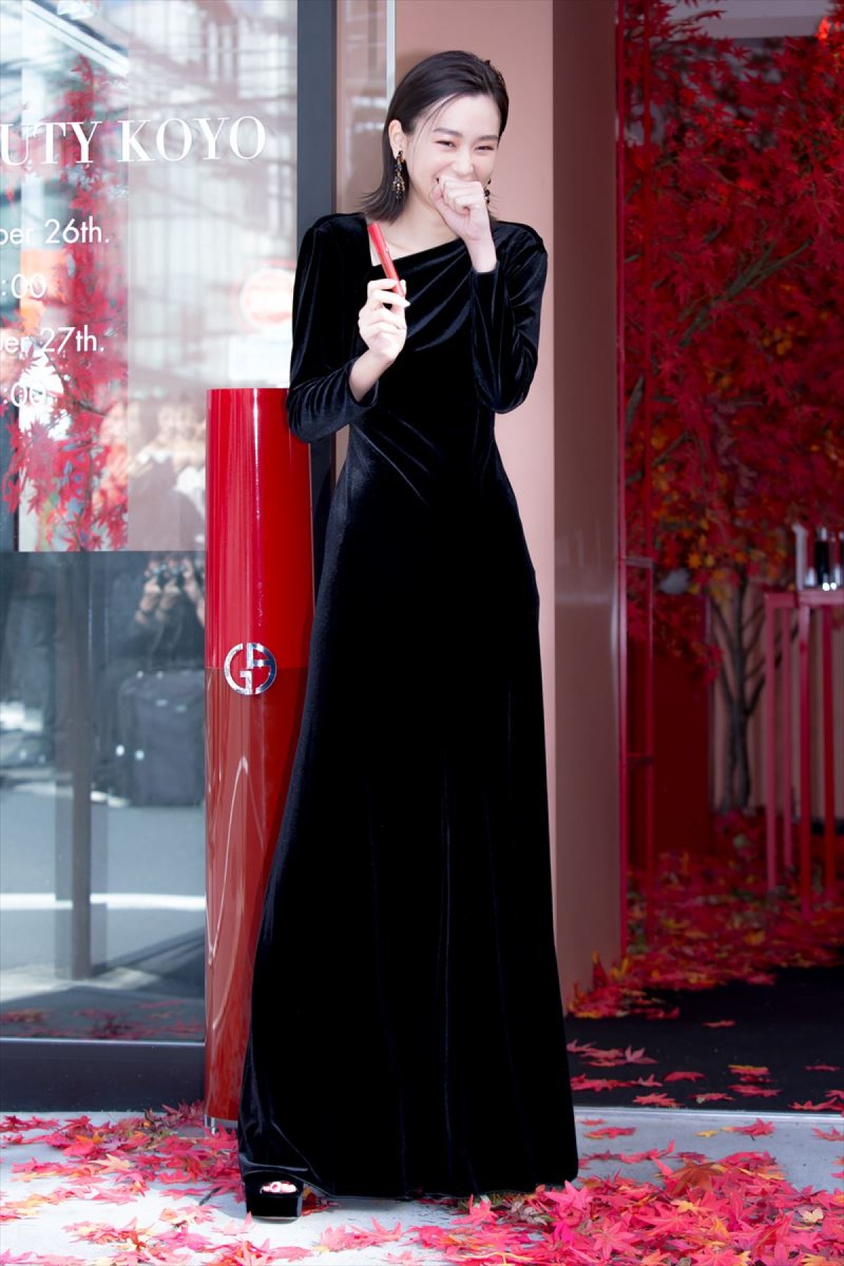 桐谷美玲、透き通った美肌に“柿色”リップの秋メイクで光臨　シャンパンサーベラージュを披露