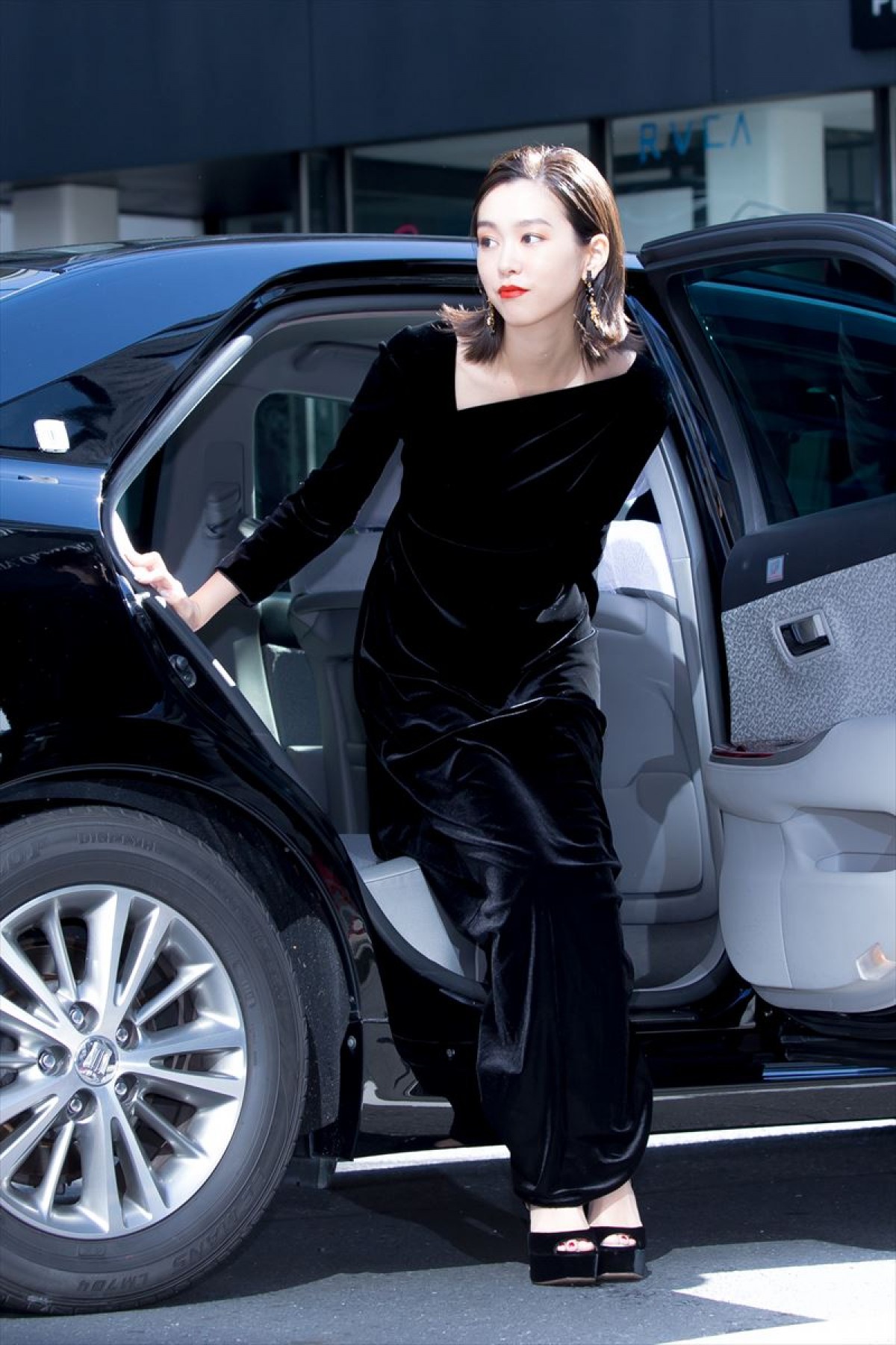 桐谷美玲、透き通った美肌に“柿色”リップの秋メイクで光臨　シャンパンサーベラージュを披露
