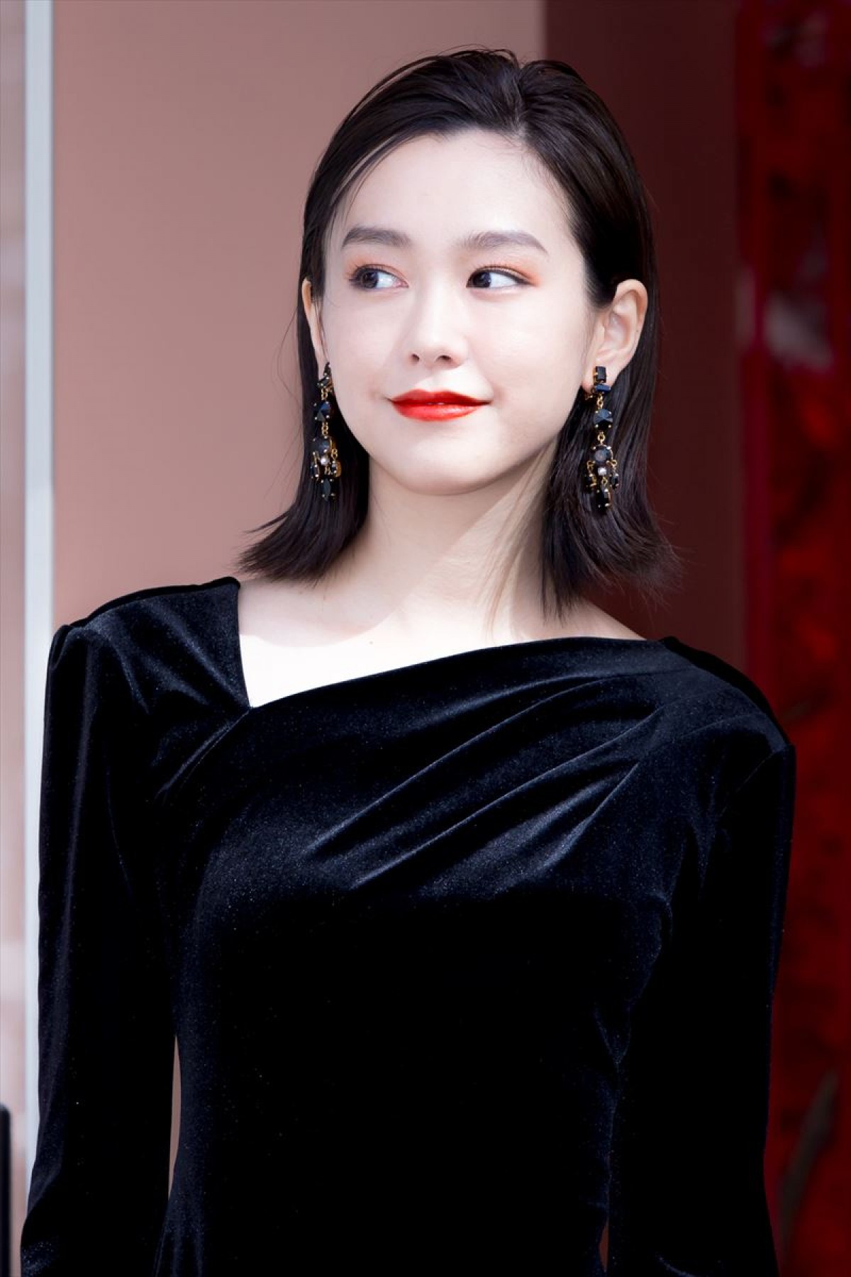 桐谷美玲、透き通った美肌に“柿色”リップの秋メイクで光臨　シャンパンサーベラージュを披露