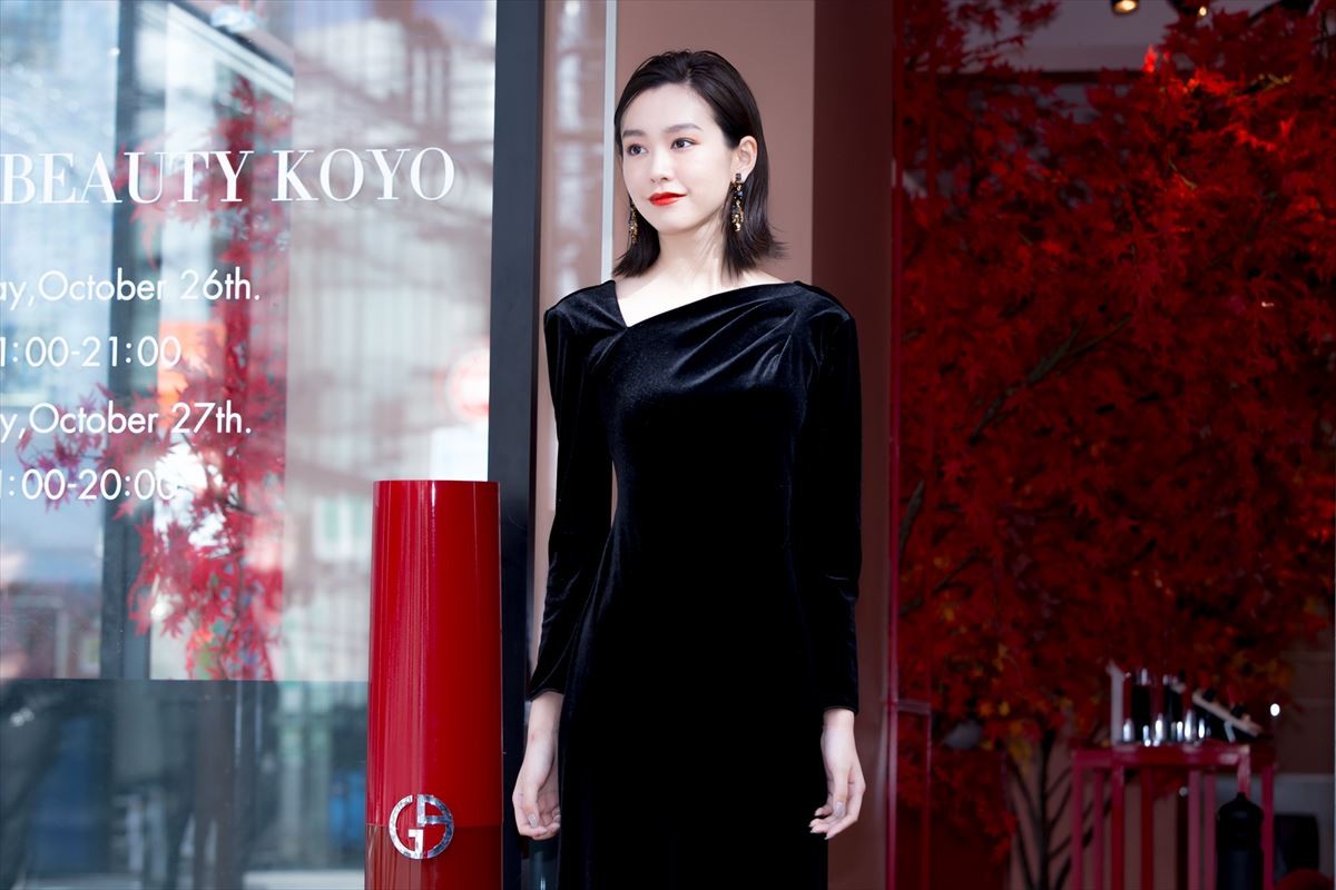 桐谷美玲、透き通った美肌に“柿色”リップの秋メイクで光臨　シャンパンサーベラージュを披露