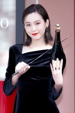 桐谷美玲、「アルマーニ ビューティ KOYO」オープニングセレモニーに登場