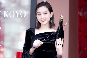 桐谷美玲、「アルマーニ ビューティ KOYO」オープニングセレモニーに登場
