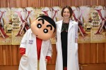アニメ『クレヨンしんちゃん』（左から）しんちゃんと、ゲスト出演する米倉涼子