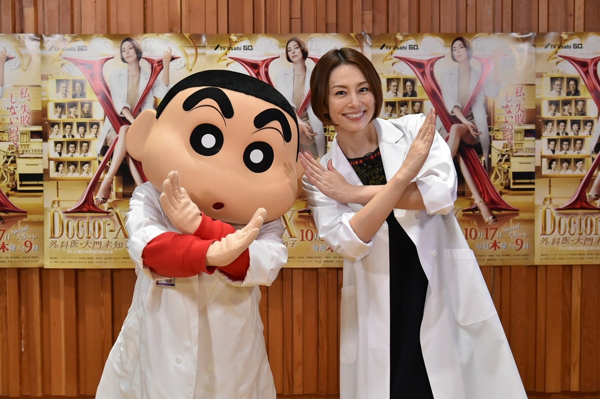 アニメ『クレヨンしんちゃん』(左から)しんちゃんと、ゲスト出演する米倉涼子