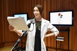 アニメ『クレヨンしんちゃん』にゲスト出演する米倉涼子のアフレコの様子