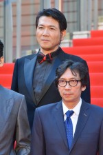 『第32回東京国際映画祭』オープニングレッドカーペットイベントに登場した別所哲也