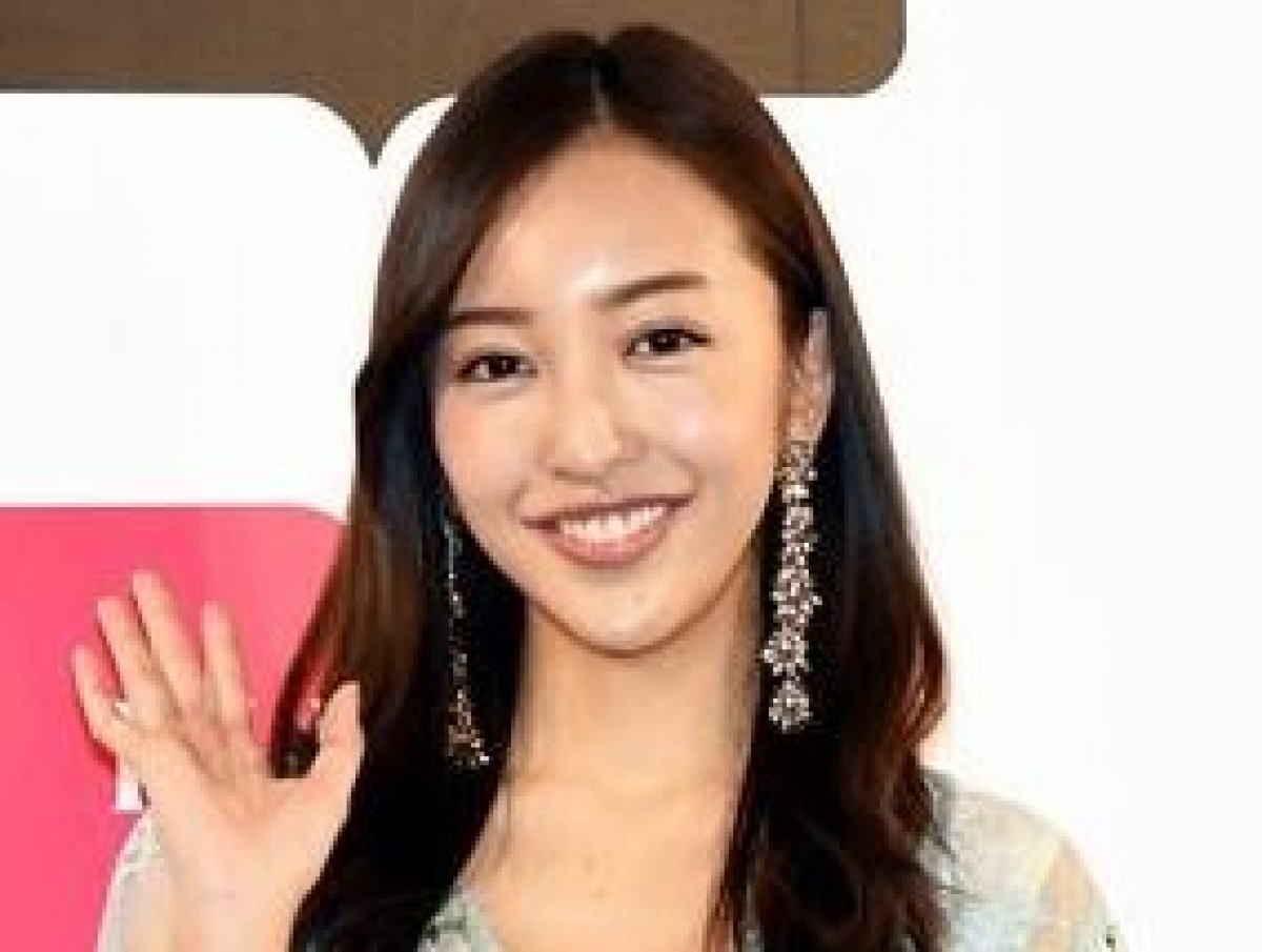 板野友美、ライブ舞台裏の“へそ出しルック”に反響「セクシー」「かわいい」