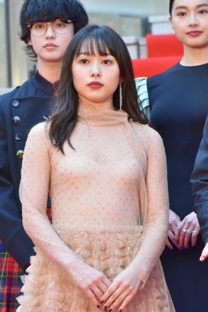 『第32回東京国際映画祭』オープニングレッドカーペットイベントに登場した桜井日奈子