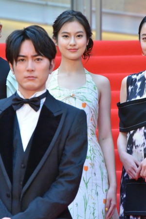 『第32回東京国際映画祭』オープニングレッドカーペットイベントに登場した恒松祐里