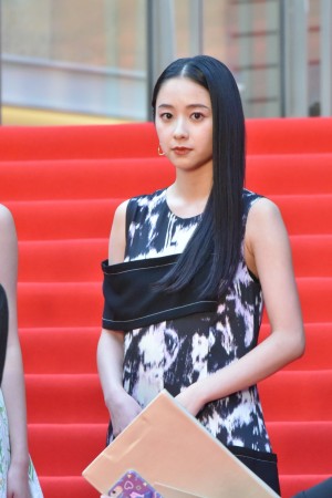 『第32回東京国際映画祭』オープニングレッドカーペットイベントに登場した堀田真由