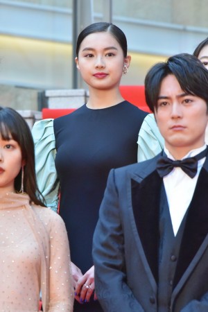 『第32回東京国際映画祭』オープニングレッドカーペットイベントに登場した箭内夢菜