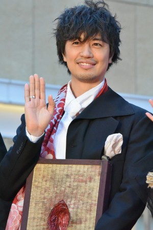 『第32回東京国際映画祭』オープニングレッドカーペットイベントに登場した斎藤工監督