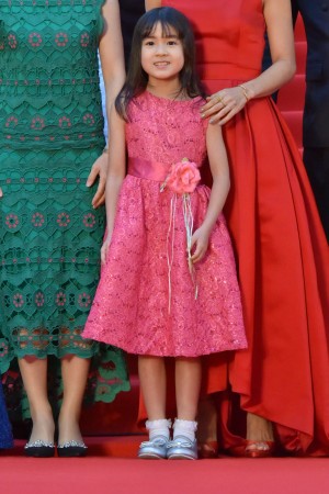 『第32回東京国際映画祭』オープニングレッドカーペットイベントに登場した新津ちせ