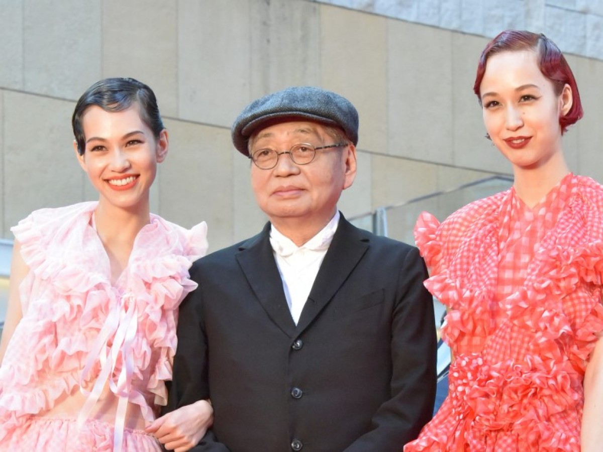 『第32回東京国際映画祭』オープニングレッドカーペットイベントに登場した(左から)水原希子、細野晴臣、水原佑果