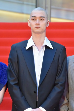 『第32回東京国際映画祭』オープニングレッドカーペットイベントに登場した柳俊太郎