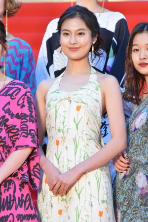 『第32回東京国際映画祭』オープニングレッドカーペットイベントに登場した恒松祐里