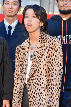 『第32回東京国際映画祭』オープニングレッドカーペットイベントに登場したYOSHI