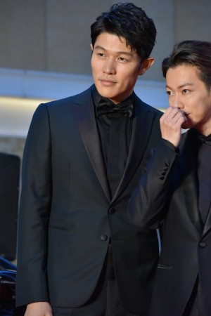 『第32回東京国際映画祭』オープニングレッドカーペットイベントに登場した鈴木亮平