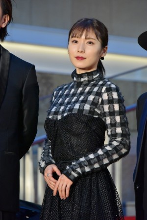 『第32回東京国際映画祭』オープニングレッドカーペットイベントに登場した松岡茉優