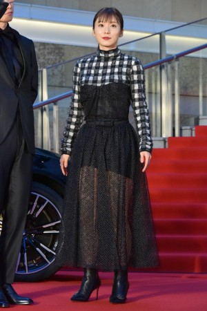 『第32回東京国際映画祭』オープニングレッドカーペットイベントに登場した松岡茉優