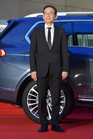 『第32回東京国際映画祭』オープニングレッドカーペットイベントに登場した周防正行監督